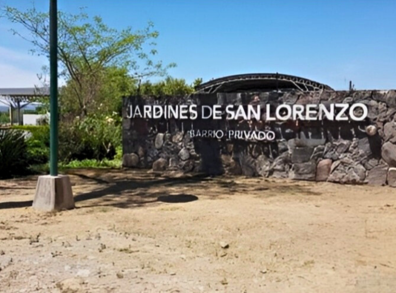 TERRENO CON CONSTRUCCION EN JARDINES DE SAN LORENZO!